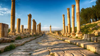 Ruinen von Jerash mit vielen Säulen aus römischer Zeit