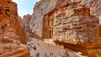 Felsenstadt Petra in Jordanien mit Steintempel, Besuchern und Kamelen