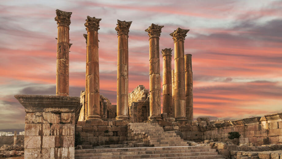 Ruinen von Jerash mit Säulentempel aus römischer Zeit