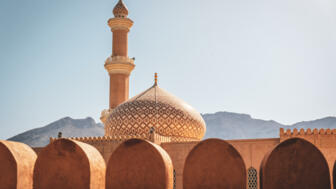 Fort mit Moschee und Minarett in der Oase Nizwa im Oman
