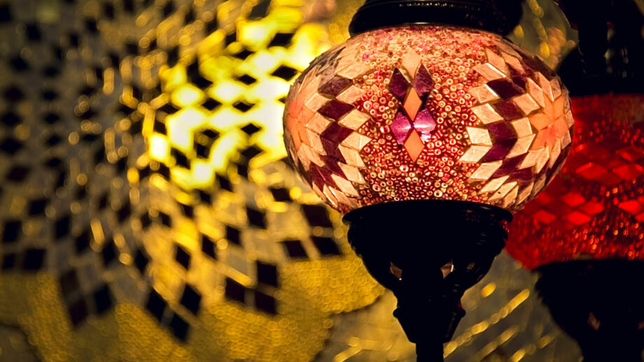 Rötlch leuchtende Lampe im Oman