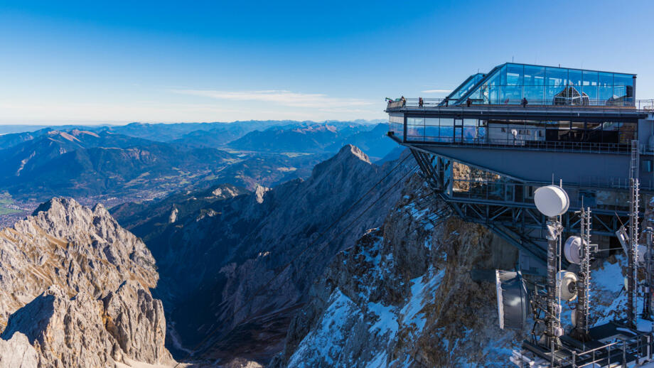 deutschland-zugspitze-seilbahn-shutterstock-1562790769.jpg