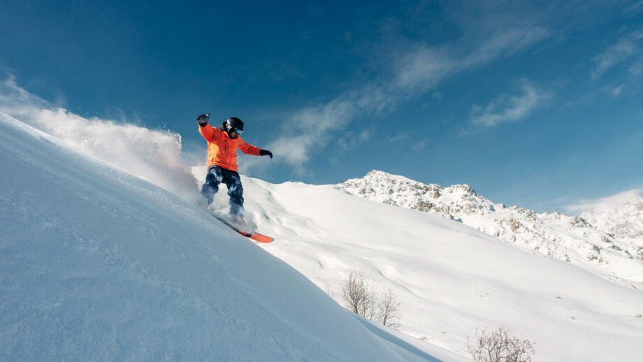 shutterstock-624103823-snowboard-winter-powder-pulver-schnee-sonne-board-abfahrt.jpg