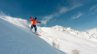shutterstock-624103823-snowboard-winter-powder-pulver-schnee-sonne-board-abfahrt.jpg