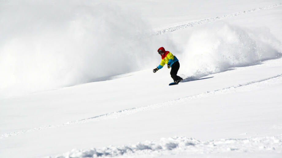 snowboard-shutterstock-1420234502-snowboard-winter-powder-pulver-schnee-sonne-board-abfahrt.jpg
