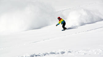 snowboard-shutterstock-1420234502-snowboard-winter-powder-pulver-schnee-sonne-board-abfahrt.jpg