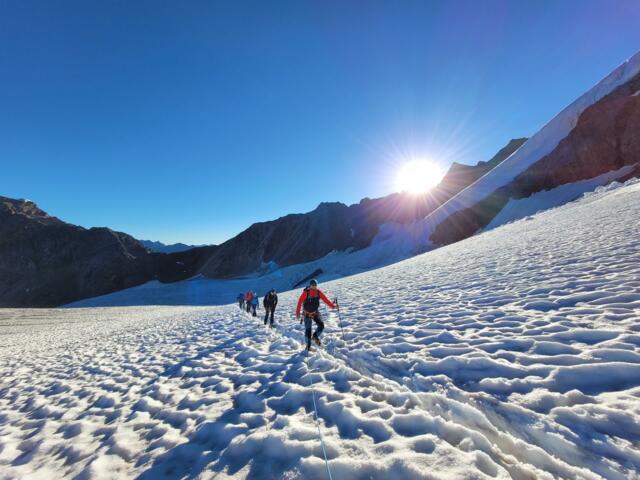 Seilschaft auf dem Hochtourengrundkurs in den Ötztaler Alpen