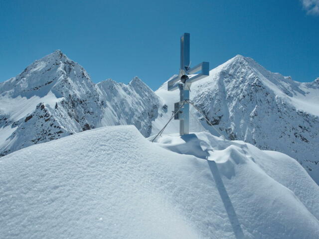 Gipfelkreuz mit Pulverschnee im Stubaital