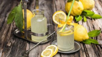 Frische Limonade aus den berühmten Amalfi-Zitronen auf dem alten Holzbrett