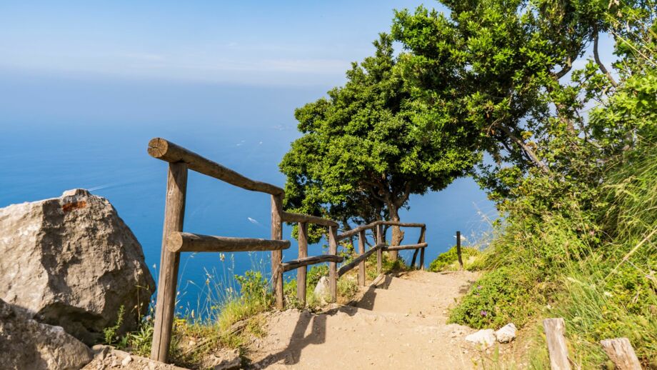Wanderweg genannt Pfad der Götter, Wanderweg mit gelände und Ausblick auf das Meer