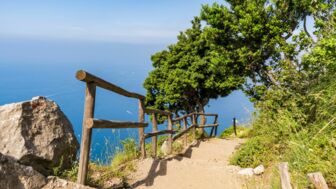 Wanderweg genannt Pfad der Götter, Wanderweg mit gelände und Ausblick auf das Meer