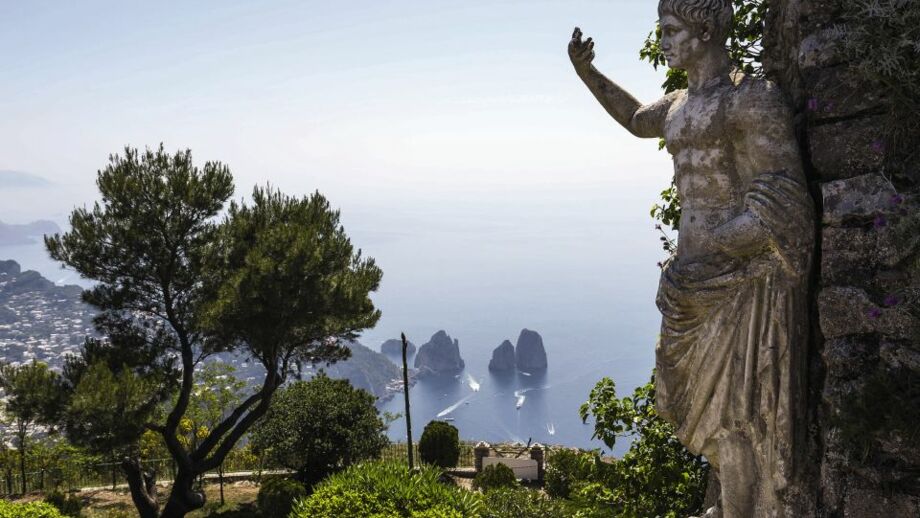 Ausblick von einer Aussichtsplattform auf das Meer, im Vordergrund eine römische Statue