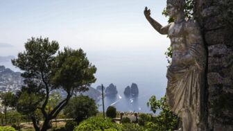 Ausblick von einer Aussichtsplattform auf das Meer, im Vordergrund eine römische Statue