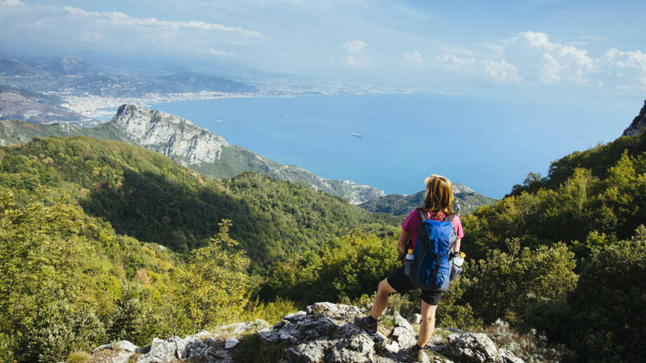 Wanderer mit Tagesrucksack auf dem Amalfi-Küstenweg mit ausblick auf das Meer