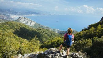 Wanderer mit Tagesrucksack auf dem Amalfi-Küstenweg mit ausblick auf das Meer