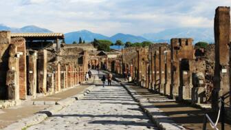 Archäologischer Park Pompeji und im Hintergrund Berge