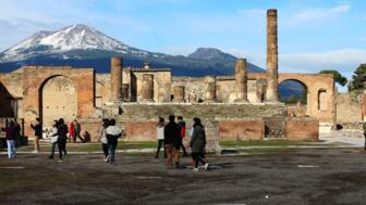 Archäologischer Park Pompeji und im Hintergrund Berge