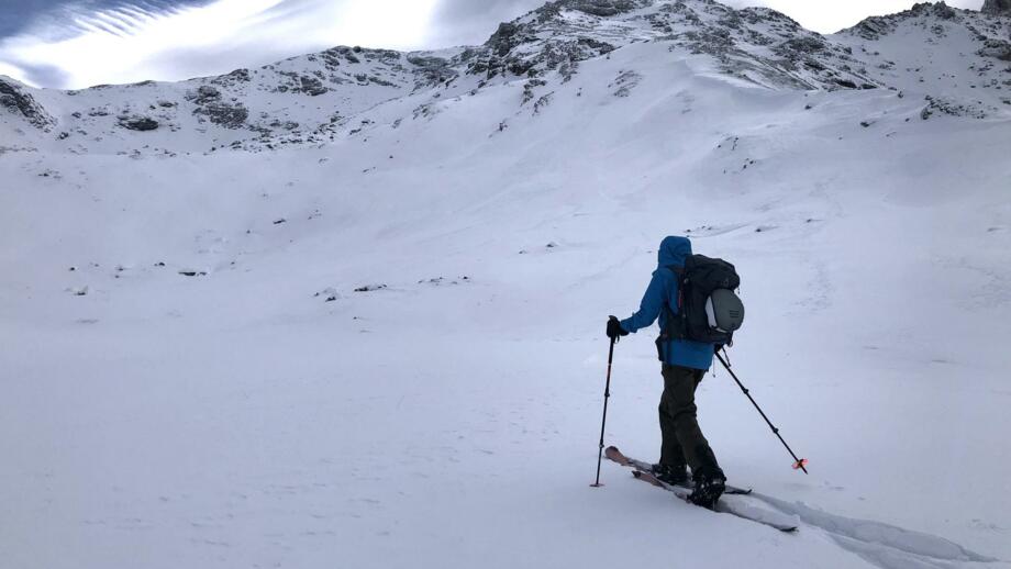 Mit dem Splitboard im unberührten Tiefschnee beim Aufstieg