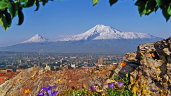 Ausblick von der ferne auf den Ararat und Blick auf die Stadt Jerewan