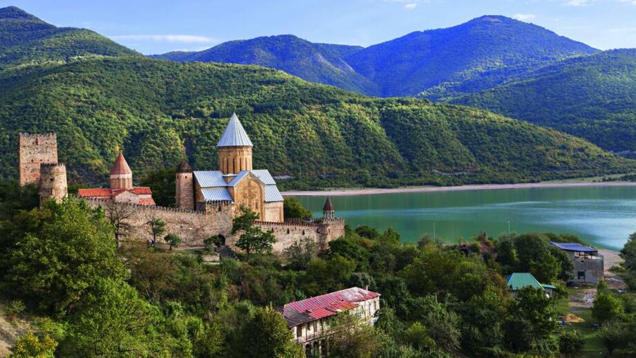 Aussicht auf die  Kathedrale und Festung von Ananuri am Ananuri See und Berglandschaften im Hintergrund