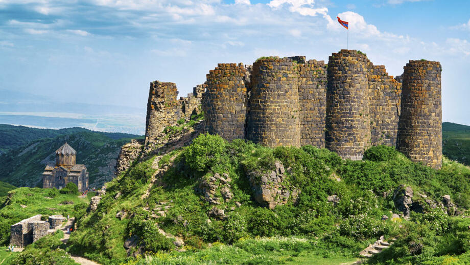 Mittelalterliche Festung Amberd mit armenischer Flagge auf dem Gipfel