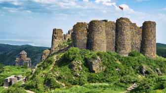 Mittelalterliche Festung Amberd mit armenischer Flagge auf dem Gipfel