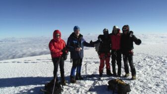 Eine Gruppe Wanderer auf dem Gipfel des Chimborazo