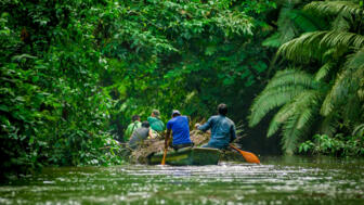 Einheimische in einem Boot auf einem Fluss im Amazonas