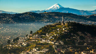 Luftaufnahme der Stadt Quito mit Aussicht auf el Panecillo