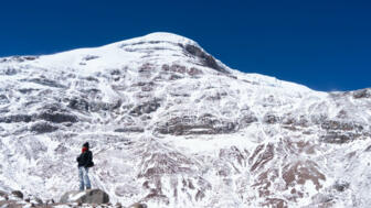 Wanderer auf dem Schneebedecktem Berg Chimborazo