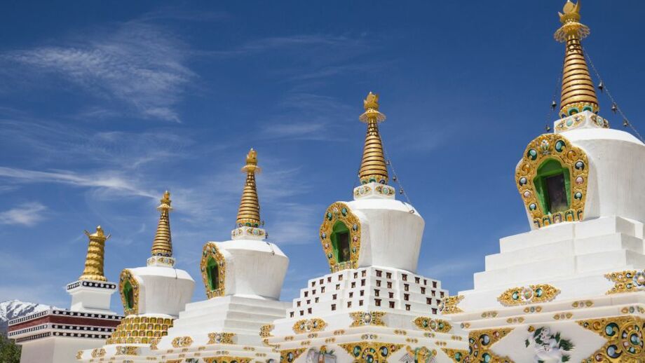 Fünf goldverzierte Chörten in Ladakh