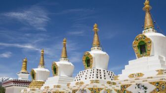 Fünf goldverzierte Chörten in Ladakh