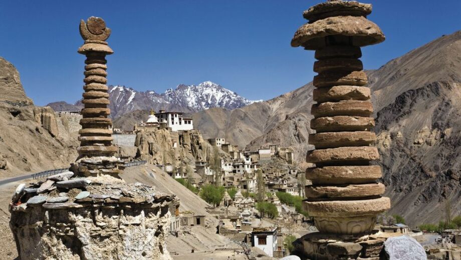 Kloster mit Chörten in Ladakh vor weißer Bergkulisse