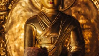 Vergoldete Buddhastatue in einem Kloster Ladakhs