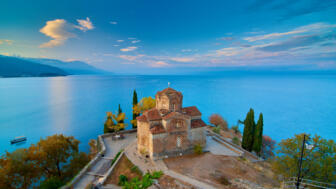 balkan-bahigh-macedonia-ohrid-see-heiliger-johannes-kanoe-orthodoxe-kirche-auf-der-kippe-shutterstock_1228070446.jpg