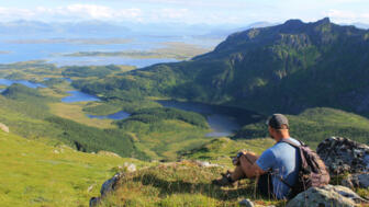 norwegen-vesteralen-nolof-dronningruta-wanderung-beliebte-route-wanderer-mit-rucksack-shutterstock_1774377701.jpg
