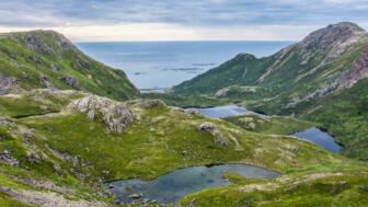 norwegen-nolof-the-queens-route-is-a-marked-hiking-trail-between-the-historical-fishermans-villages-nyksund-and-sto-in-the-vesteralen-archipelago-shutterstock_1019585650.jpg