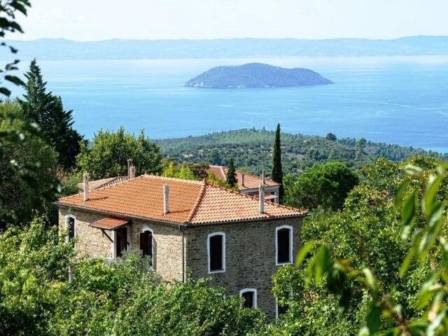 Blick von der hügeligen Landschaft aufs Meer von Sithonia  auf Chalkidiki