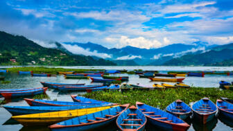nepal-hiviann-farbige-ruderboote-die-am-phewa-seein-pokhara-shutterstock_1150677788.jpg