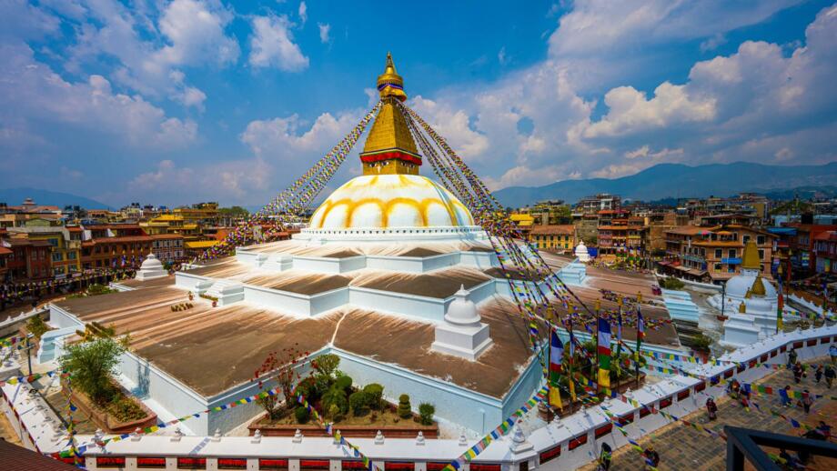 nepal-hiviann-kathmandu-blick-auf-boudhanath-stupa-mit-bunten-fahnen-shutterstock_2444327697.jpg