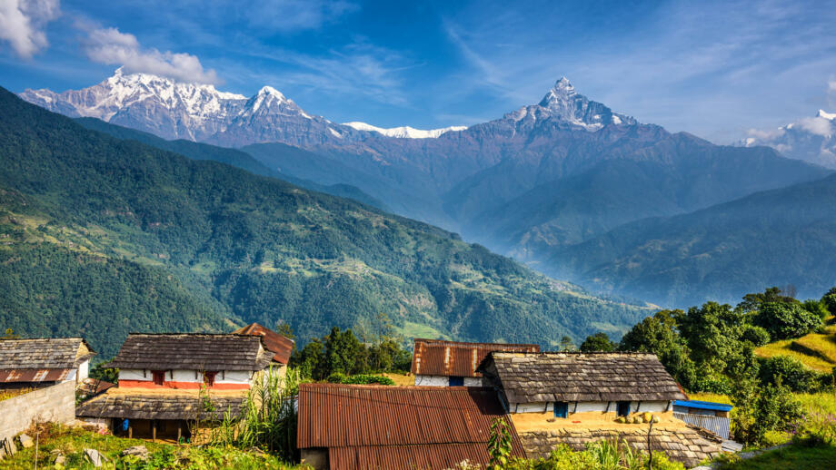 nepal-hiviann-nepalesisches-dorf-im-himalaya-gebirge-in-der-naehe-von-pokhara-shutterstock_356946041.jpg