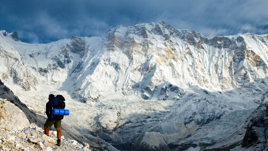 nepal-hilhb-aussicht-auf-den-annapurna-mit-aanderer-shutterstock_2418513095.jpg
