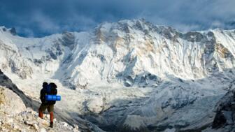 nepal-hilhb-aussicht-auf-den-annapurna-mit-aanderer-shutterstock_2418513095.jpg