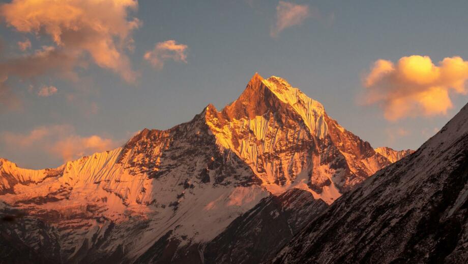 nepal-hilhb-horizontaler-blick-auf-den-fischschwanz-machapuchare-shutterstock_2257704983.jpg