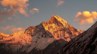 nepal-hilhb-horizontaler-blick-auf-den-fischschwanz-machapuchare-shutterstock_2257704983.jpg