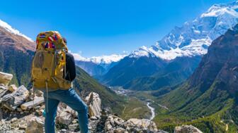 nepal-hilhb-trekker-mit-blick-auf-den-annapurna-circuit-trek-shutterstock_2242927791.jpg