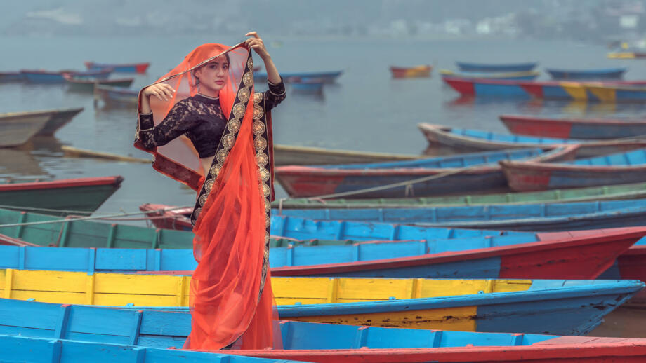nepal-hilhb-women-in-sari-standing-on-the-boat-phewa-lake-pokhara-shutterstock_613078763.jpg
