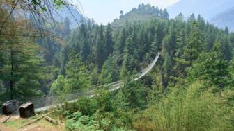 nepal-hiahm-Haengebruecke-fuehrt-zum-dorf-nache-ueber-dharapani-und-dem-hayenga-wasserfall-shutterstock_2464732245.jpg