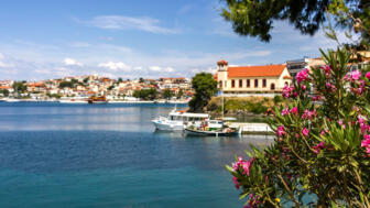 griechenland-chalkidiki-gicha-neos-marmaras-pier-view-sithonia-shutterstock_1553077631.jpg