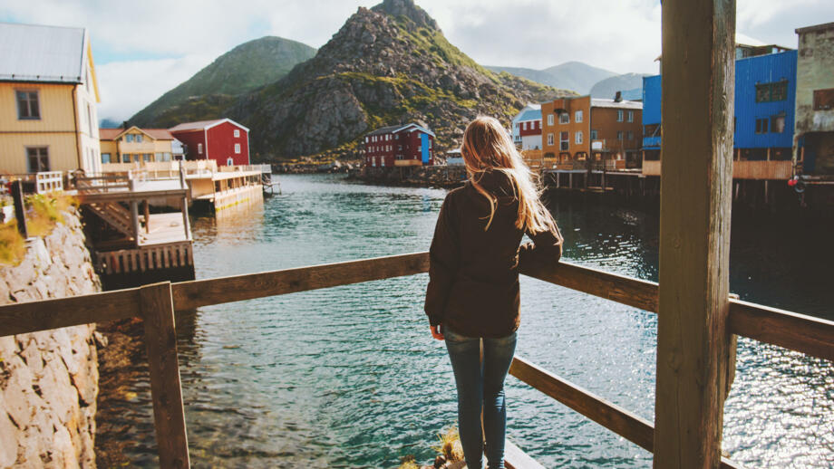frau-in-nyksund-shutterstock_1706556367.jpg